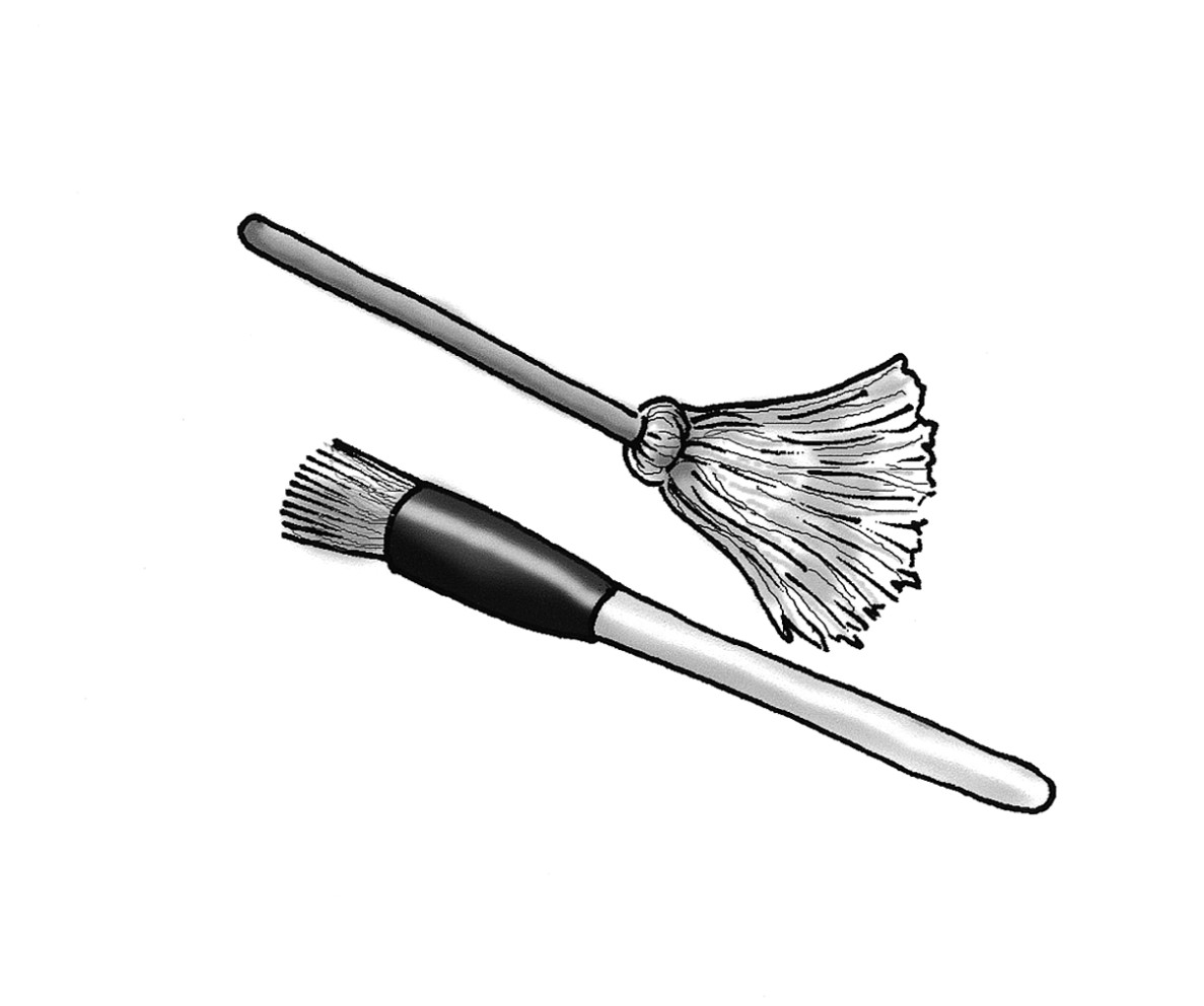 Figure 2-8:  A well-made brush or basting mop allows you to quickly sauce whatever you’re cooking.